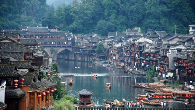 Phượng Hoàng cổ trấn được xây dựng dọc hai bên sông Đà Giang, một nhánh của sông Trường Giang. Sông Đà Giang đóng vai trò quan trọng trong cuộc sống của người dân Phượng Hoàng cổ trấn, nơi tham quan ngắm cảnh của người dân địa phương và du khách nước ngoài.