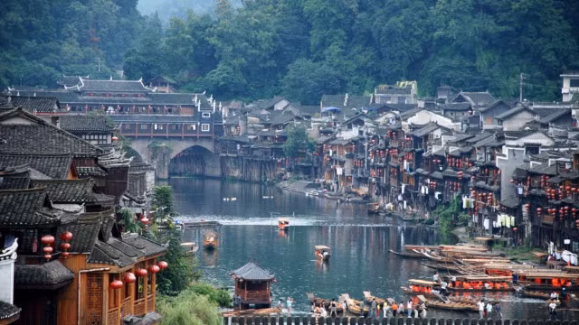 Phượng Hoàng cổ trấn được xây dựng dọc hai bên sông Đà Giang, một nhánh của sông Trường Giang. Sông Đà Giang đóng vai trò quan trọng trong cuộc sống của người dân Phượng Hoàng cổ trấn, nơi tham quan ngắm cảnh của người dân địa phương và du khách nước ngoài.