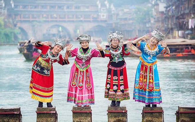 Phượng Hoàng cổ trấn là vùng đất có lịch sử lâu đời ở Trung Quốc. Đây là nơi sinh sống chủ yếu của người Miêu, Thổ Gia và người Hán. Do đó, các công trình kiến trúc tại đây đều ảnh hưởng từ văn hóa các dân tộc này.