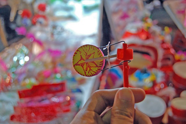 Trống bỏi làng Báo Đáp, huyện Nam Trực (Nam Định) là món đồ chơi Trung Thu dân gian, truyền thống. Khi quay, trống bỏi tạo ra tiếng “tạch tạch” vui tai. Loại đồ chơi này làm từ những nguyên liệu rất đơn giản như đất sét, cán nhựa, que sắt, giấy hồng, dây nylon. Mặt trống được nặn từ đất sét, cắm que sắt vào hai bên sườn rồi phơi khô. Sau khi phơi khô, hai mặt trống được bọc kín bằng giấy đỏ để tạo ra tiếng kêu đanh, gọn, vui tai đặc trưng. Công đoạn cuối là buộc dây, tra cán nhựa, làm dùi trống. Ảnh: Xã luận.