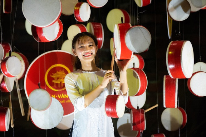 Trống ếch: Trống ếch giống trống da trâu, trống sư tử nhưng kích thức nhỏ hơn. Khi đánh, trống phát ra tiếng cắc, tùng đặc trưng, tạo thêm sự rộn ràng, phấn chấn, tưng bừng, làm nên không khí của ngày rằm.