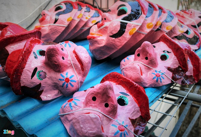 Mặt nạ: Các loại mặt nạ của thế hệ 8X, 9X thường được làm bằng nhựa mỏng, bìa hoặc giấy bồi, khắc họa ông Địa, thằng Bờm hoặc các nhân vật hoạt hình được yêu thích như thủy thủ Mặt Trăng, chuột Mickey, Tôn Ngộ Không… Ảnh: Phạm Trường.