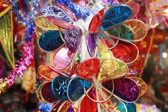 Đèn ông sư hay đèn cù là món đồ chơi Trung Thu của trẻ em Việt Nam thế hệ 7X, 8X. Tên gọi này xuất phát từ hình dáng của chiếc chao đèn có 6 cánh, trông giống chiếc mũ của các ông sư và khi kéo đi, đèn sẽ quay như cái cù.