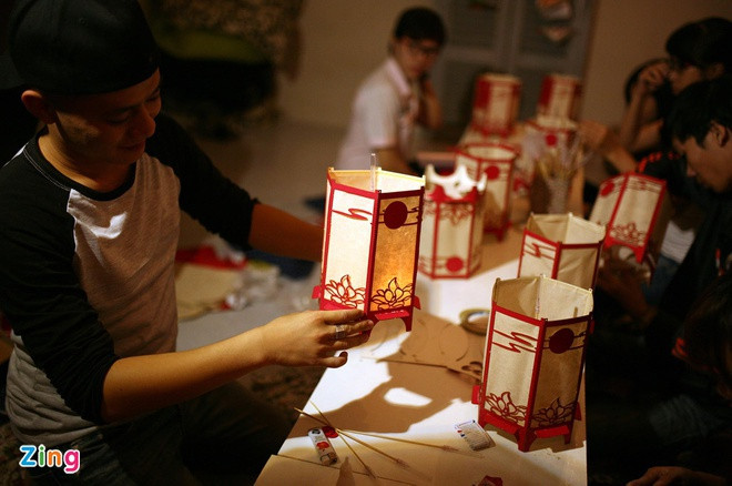 Cùng với đèn ông sao, đèn ông sư thì đèn kéo quân là món đồ chơi phổ biến của trẻ em Việt Nam dịp Tết đoàn viên. Đèn kéo quân làm bằng giấy bao quanh khung tre gọi là lồng kéo. Xung quanh trục đèn có những vòng trụ giấy dán hình người, thú, cảnh vật… gọi là các tầng đèn. Loại đèn này có mục đích ban đầu là để trẻ em nhớ về lịch sử, giáo dục lòng yêu nước. Sau này, người dân mở rộng nhiều đề tài khác như ông quan trạng vinh quy bái tổ, cảnh tứ linh, bác nông dân làm ruộng, mục đồng chăn trâu...