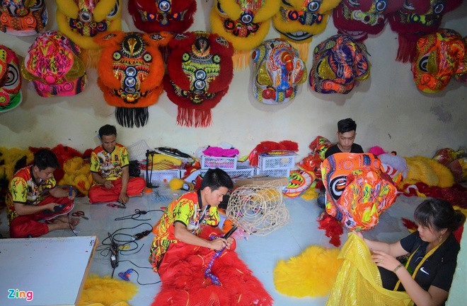 Đầu sư tử là một trong những đồ chơi Trung Thu truyền thống, mang ý nghĩa thịnh vượng, may mắn và điềm tốt lành. Đầu sư tử đại có cốt bên trong được làm bằng song và tre, ngoài bồi bằng giấy được vẽ tay. Hiện nay, đây vẫn là món đồ chơi Trung Thu nhận được sự yêu thích của bậc phụ huynh và các bạn nhỏ.