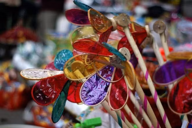 Để làm được một chiếc đèn cù mất khá nhiều công đoạn, bắt đầu từ việc chẻ nứa vót nan cắm vào bánh xe, dán giấy bóng màu, sửa lại bằng kéo... Khi chơi, trẻ em cắm nến vào giữa chao đèn, cầm cán đẩy đèn trên mặt đất. Ánh đèn chiếu qua chao đèn dán giấy bóng xoay tròn tạo ra hình ảnh rực rỡ, đẹp mắt.