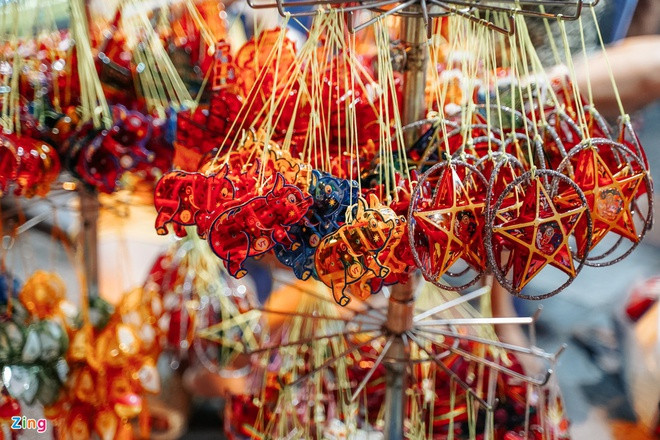 Trong dịp Trung Thu, đèn ông sao là món đồ chơi dân gian phổ biến nhất của trẻ em Việt Nam. Về ý nghĩa của chiếc đèn này, dân gian có nhiều cách lý giải khác nhau. Trên phương diện văn hóa, người phương Đông quan niệm rằng hình ảnh ngôi sao 5 cánh tượng trưng cho ngũ hành tương sinh tương khắc. Đây chính là biểu tượng của sự cân bằng, hòa hợp trong thế giới. Vì vậy, chiếc đèn hình ông sao có tác dụng xua đuổi ma quỷ, cầu mong sự may mắn, bình an.