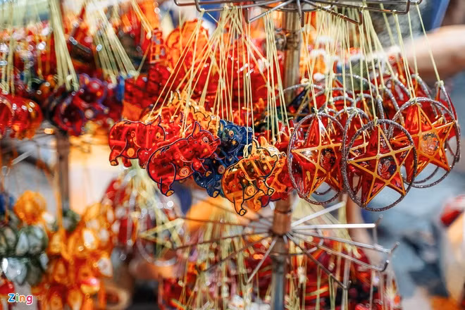 Trong dịp Trung Thu, đèn ông sao là món đồ chơi dân gian phổ biến nhất của trẻ em Việt Nam. Về ý nghĩa của chiếc đèn này, dân gian có nhiều cách lý giải khác nhau. Trên phương diện văn hóa, người phương Đông quan niệm rằng hình ảnh ngôi sao 5 cánh tượng trưng cho ngũ hành tương sinh tương khắc. Đây chính là biểu tượng của sự cân bằng, hòa hợp trong thế giới. Vì vậy, chiếc đèn hình ông sao có tác dụng xua đuổi ma quỷ, cầu mong sự may mắn, bình an.