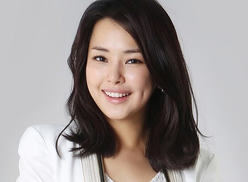  Vầng trán cao: Theo nhân tướng học, phụ nữ có vầng trán cao là biểu hiện sự may mắn do trời định, nên những ai may mắn sở hữu vầng trán hơi cong, tròn và cao là người dễ thành công trong sự nghiệp và giàu có. Vầng trán cao còn cho thấy chủ nhân sẽ sớm ổn định sự nghiệp, thậm chí còn là người có quyền thế trong xã hội.