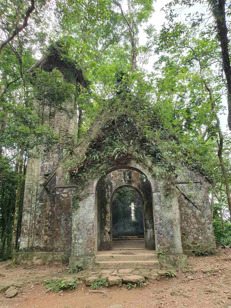 Trong ảnh là phế tích nhà thờ ở độ cao 800m.