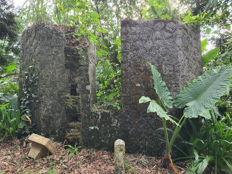 Phế tích ụ pháo ở độ cao 600m.