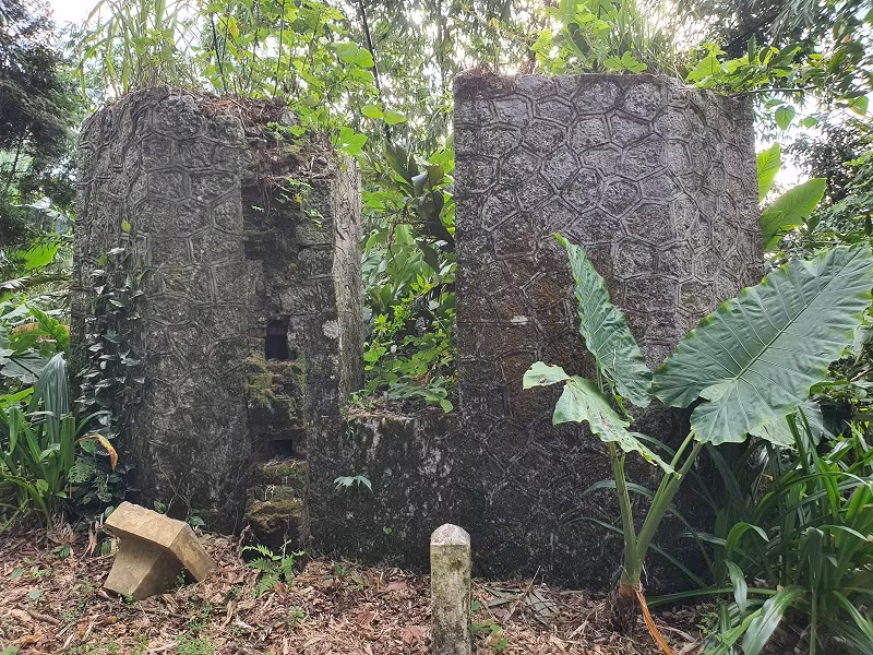 Phế tích ụ pháo ở độ cao 600m.