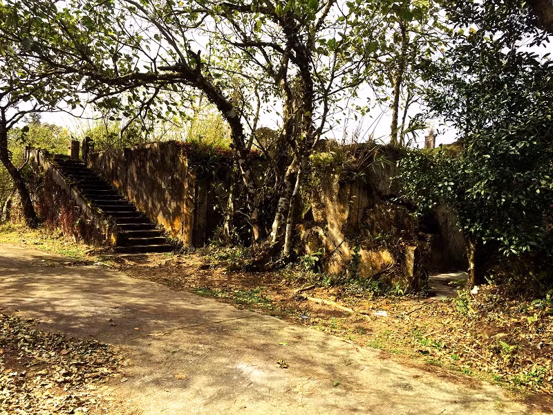 Khai phá và mở con đường đầu tiên dẫn đến đỉnh núi Ba Vì vào năm 1902 là ông Muselier. Sau đó, những người Pháp khác lần lượt xây dựng các công trình với nhiều chức năng.