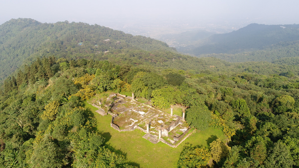 Sự tàn lụi của khu nghỉ dưỡng Ba Vì kể từ năm 1945, khi Cách mạng tháng 8 nổ ra. Đến nay, nhiều công trình đã mất dấu, hoặc chôn vùi trong lớp cỏ cây và rêu phong. Nhiều câu hỏi đặt ra, có nên khôi phục lại các phế tích và khôi phục thế nào để phát huy được hiệu quả các công trình này?