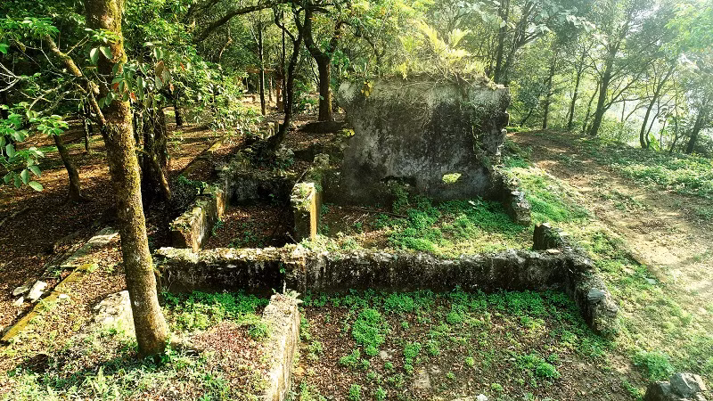 Nhiều công trình như biệt thự, nhà trẻ, trạm nghỉ quân sự, khu trại thanh niên... dần được xây dựng trên núi Ba Vì trong giai đoạn 1937-1941.