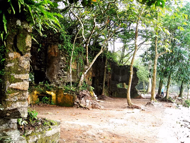  Núi Ba Vì nằm ở độ cao gần 1300m với những giá trị hiếm có của một thảm thực vật đa dạng, điều kiện khí hậu lý tưởng chỉ dao động từ 17-29 độ. Cùng với những giá trị tâm linh, giá trị văn hóa, đây là nơi người Pháp phát hiện từ những năm đầu thế kỷ XX và xây dựng các khu biệt thự nghỉ dưỡng.