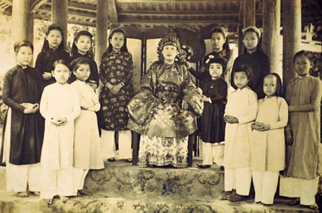 Người dân các tỉnh Bình Trị Thiên (Quảng Bình, Quảng Trị, Thừa Thiên Huế) gọi mẹ đẻ là “mạ” còn bà là “mệ”. Ngoài ra, từ “mệ” cũng được người dân vùng này dùng để gọi cho những người phụ nữ cao niên khác.