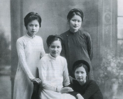 Thời phong kiến, các gia đình quý tộc thường dùng từ “mẫu thân” để chỉ người mẹ đẻ, gia đình thường dân lại dùng từ “bu”. Đến tận bây giờ, từ bu vẫn được dùng ở một số địa phương ở Đồng bằng sông Hồng (Thái Bình), hoặc chuyển sang từ có âm tương tự như “bầm” (ở Bắc Ninh), “u” (ở Hà Nam).