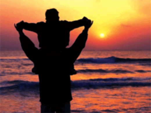 Theo sách “Đất lề quê thói”, “tía” là cách những người con của một số vùng ở Tây Nam Bộ gọi bố mình. Ngoài từ “tía”, họ còn dùng từ “cha”. Đây là hai từ biến âm từ tiếng Hán, được dùng quen thuộc trong cách xưng hô của con cái như là “cha mẹ”, “tía má”.