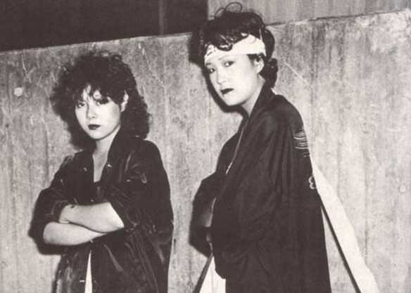 Cuối thập niên 60, văn hóa Sukeban - hay còn gọi là "girl boss" trong tiếng Anh - xuất hiện ở Nhật Bản và nhanh chóng phổ biến. Thuật ngữ này được sử dụng để chỉ những băng đảng đường phố do nữ giới lãnh đạo và chỉ thu nhận thành viên nữ. Không được nhận vào các nhóm Yakuza vì giới tính của mình, các nữ yanki (tạm dịch: thanh niên nổi loạn) đã tự thành lập băng đảng dành riêng cho chị em, đưa Sukeban trở thành nỗi khiếp sợ của nhiều cánh mày râu xứ Phù Tang.