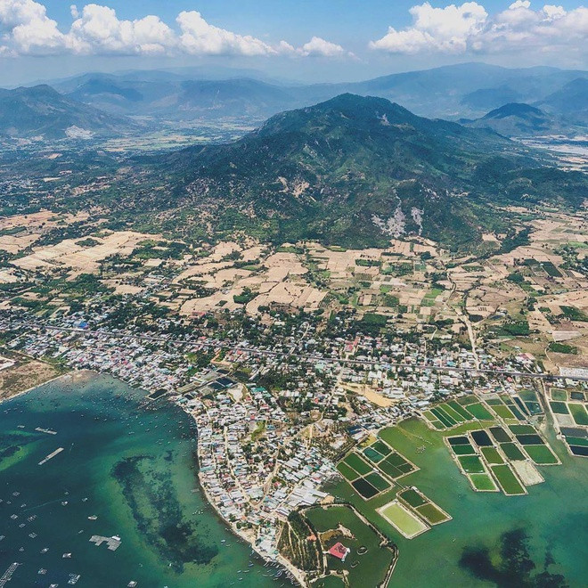 Ngoài Nha Trang với vai trò tỉnh lỵ, Khánh Hòa hiện có một thành phố trực thuộc khác là Cam Ranh. Bên cạnh đó, tỉnh Nam Trung Bộ này còn có thị xã Ninh Hòa cùng 6 huyện: Diên Khánh, Cam Lâm, Vạn Ninh, Khánh Vĩnh, Khánh Sơn và Trường Sa.