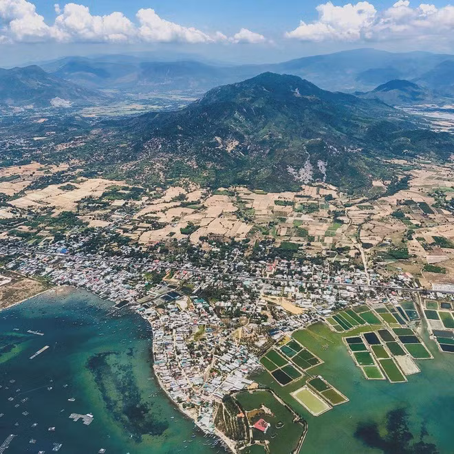 Ngoài Nha Trang với vai trò tỉnh lỵ, Khánh Hòa hiện có một thành phố trực thuộc khác là Cam Ranh. Bên cạnh đó, tỉnh Nam Trung Bộ này còn có thị xã Ninh Hòa cùng 6 huyện: Diên Khánh, Cam Lâm, Vạn Ninh, Khánh Vĩnh, Khánh Sơn và Trường Sa.
