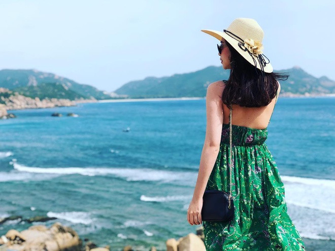 Đảo Bình Ba thuộc xã Cam Bình, TP Cam Ranh, mang nhiều nét hoang sơ, quyến rũ. Các bãi biển đẹp trên đảo như bãi Chướng, bãi Nồm hay bãi Nhà Cũ đủ sức làm say lòng những ai từng đặt chân đến. Bình Ba còn được ví như vương quốc tôm hùm, cho sản vật tôm hùm Bình Ba trứ danh, có chất lượng cao, hương vị đặc trưng.