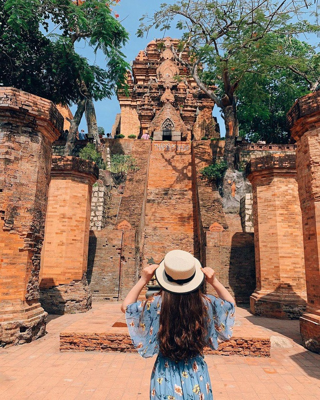 Bên cạnh những địa điểm du lịch biển đảo, Nha Trang còn có các điểm đến văn hóa tâm linh khác thu hút sự chú ý của du khách gần xa. Bạn có thể đến Tháp Bà Ponagar, khu đền tháp Chăm cổ kính tương đối nguyên vẹn còn tồn tại đến nay. Hoặc bạn cũng có thể viếng Long Sơn tự, ngôi chùa nổi tiếng, quy mô ở Nha Trang. Ngoài ra, thành phố biển này còn có nhà thờ Núi mang kiến trúc Tây phương độc đáo, tiện cho du khách ghé thăm.