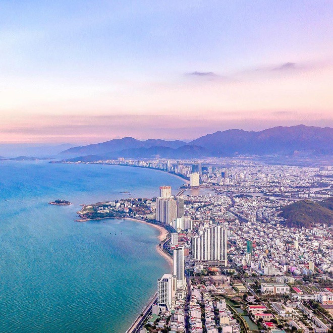 Khánh Hòa có đường bờ biển dài khoảng 385 km, cũng là tỉnh có đường bờ biển dài nhất Việt Nam. Địa phương này sở hữu nhiều vịnh biển đẹp nổi tiếng như Vân Phong, Nha Trang, Cam Ranh... thuận lợi để phát triển du lịch, thu hút du khách. Ngoài một mặt tiếp giáp Biển Đông, 3 mặt còn lại của Khánh Hòa giáp với các tỉnh Phú Yên, Đắk Lắk, Lâm Đồng và Ninh Thuận.