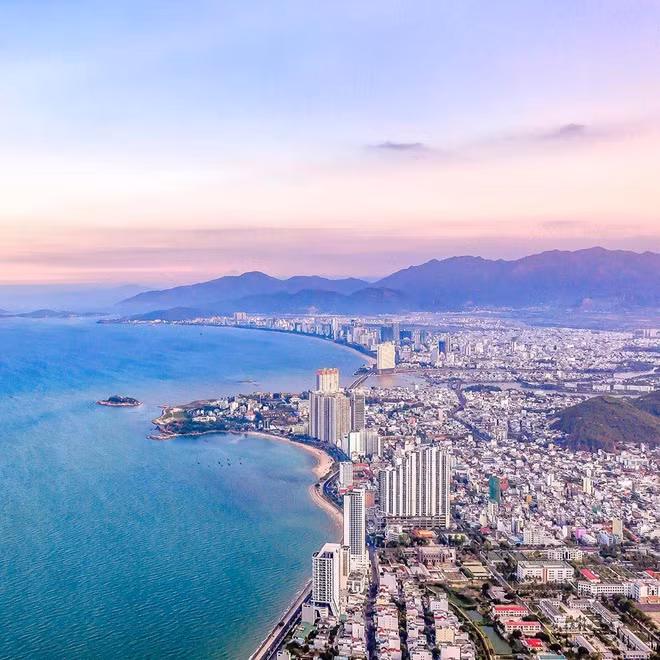 Khánh Hòa có đường bờ biển dài khoảng 385 km, cũng là tỉnh có đường bờ biển dài nhất Việt Nam. Địa phương này sở hữu nhiều vịnh biển đẹp nổi tiếng như Vân Phong, Nha Trang, Cam Ranh... thuận lợi để phát triển du lịch, thu hút du khách. Ngoài một mặt tiếp giáp Biển Đông, 3 mặt còn lại của Khánh Hòa giáp với các tỉnh Phú Yên, Đắk Lắk, Lâm Đồng và Ninh Thuận.