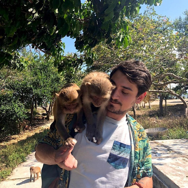 Nằm tại hòn Lao trong đầm Nha Phu, cách trung tâm TP Nha Trang gần 20 km về phía bắc, khu du lịch Đảo Khỉ được ví như vương quốc của loài vật này. Đến đây, du khách có thể "tương tác" với những chú khỉ tinh nghịch, nhanh nhẹn bằng cách cho chúng ăn, vui đùa, chụp ảnh, selfie cùng chúng...