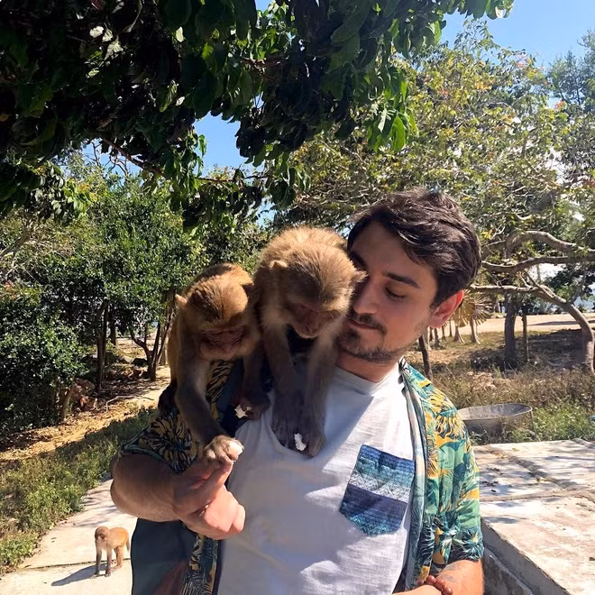 Nằm tại hòn Lao trong đầm Nha Phu, cách trung tâm TP Nha Trang gần 20 km về phía bắc, khu du lịch Đảo Khỉ được ví như vương quốc của loài vật này. Đến đây, du khách có thể "tương tác" với những chú khỉ tinh nghịch, nhanh nhẹn bằng cách cho chúng ăn, vui đùa, chụp ảnh, selfie cùng chúng...