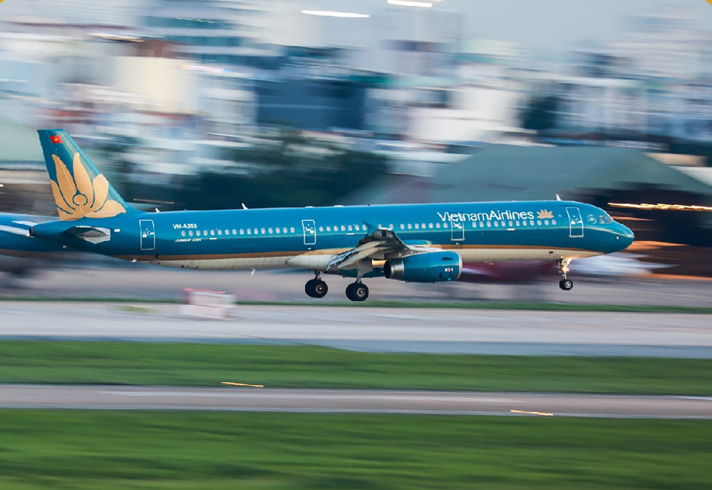 Hạng mục ảnh đơn, tác giả Ngô Trần Hải An đạt giải Top 2 với tác phẩm: Ngược chiều vun vút ghi lại hình ảnh chiếc máy bay của hãng Hàng không quốc gia Việt Nam thực hiện những chuyến bay giải cứu trong và ngoài nước, lao vào vùng dịch để đưa công dân về nước.