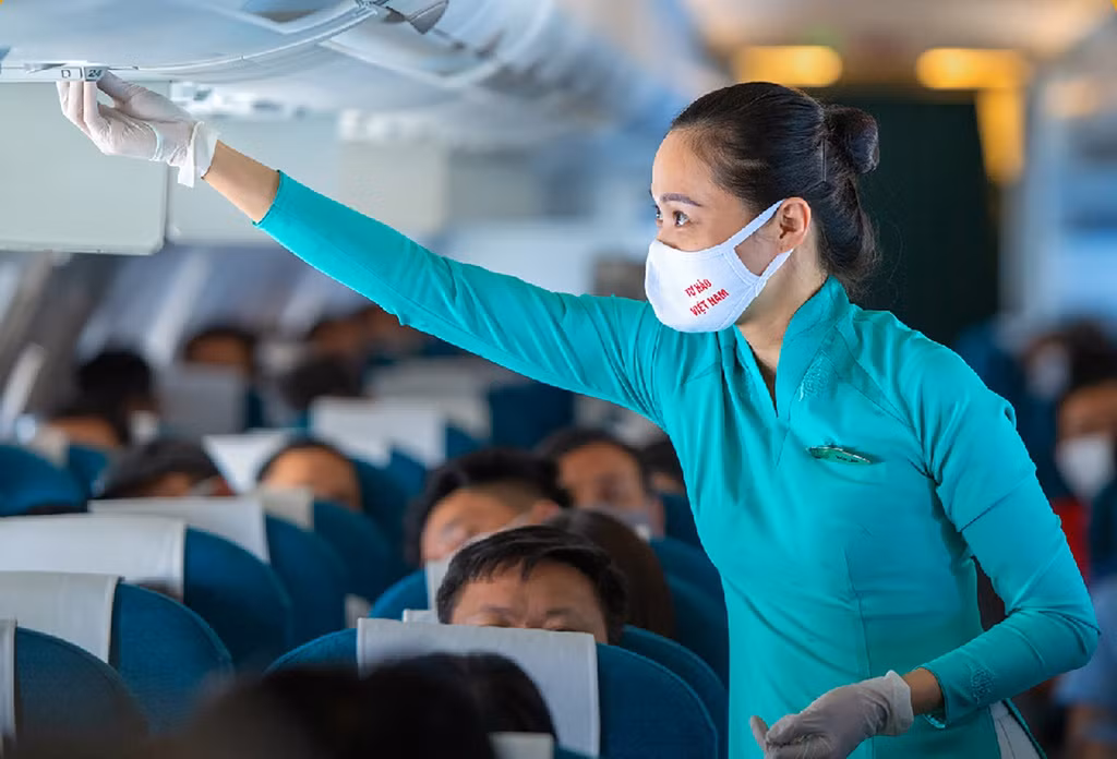 Hạng mục ảnh đơn, tác giả Trương Thế Cầu đạt giải Top 2 với tác phẩm: Chúng tôi an toàn thân thiện - ghi lại hình ảnh nữ tiếp viên của hãng Hàng không Quốc gia Việt Nam trong công việc thể hiện một Việt Nam an toàn, thân thiện và mến khách.