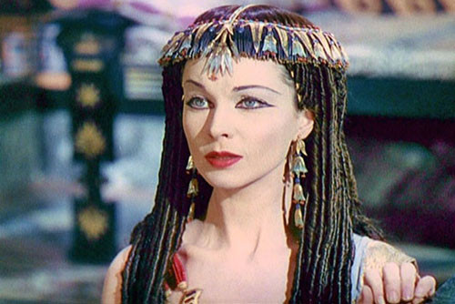  Son môi bằng bọ: Xem phim cổ trang chúng ta thường thấy phụ nữ xưa hay tô điểm môi bằng cách ngậm nhẹ một miếng giấy đỏ. Đó là mảnh giấy thấm hợp chất màu đỏ được chiết xuất từ bọ cánh cứng, hoa trái có màu đỏ... vào miếng giấy và khi ngậm sắc đỏ sẽ lan từ miếng giấy sang môi, làm đôi môi ửng hồng. Ngoài ra, người xưa còn biết dùng sáp ong trộn với ít hương liệu để làm sáp dưỡng môi chống nứt nẻ mỗi khi đông về.