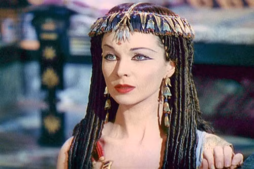  Son môi bằng bọ: Xem phim cổ trang chúng ta thường thấy phụ nữ xưa hay tô điểm môi bằng cách ngậm nhẹ một miếng giấy đỏ. Đó là mảnh giấy thấm hợp chất màu đỏ được chiết xuất từ bọ cánh cứng, hoa trái có màu đỏ... vào miếng giấy và khi ngậm sắc đỏ sẽ lan từ miếng giấy sang môi, làm đôi môi ửng hồng. Ngoài ra, người xưa còn biết dùng sáp ong trộn với ít hương liệu để làm sáp dưỡng môi chống nứt nẻ mỗi khi đông về.