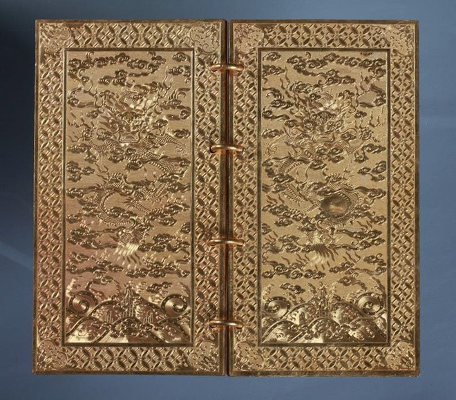 Theo sách Đại Nam thực lục, năm 1816, hoàng đế Gia Long lập Nguyễn Phúc Đảm làm thái tử (vua Minh Mạng sau này) và ban cho Kim sách, Kim bảo. Kim sách dùng 5 tờ vàng, dài 5 tấc 6 phân 6 li, ngang 2 tấc 2 phân 4 ly, mỗi tờ dày 2 ly; ấn đúc bằng vàng, núm bằng con rồng ngồi, vuông 2 tấc 4 phân 3 ly, dày 3 phân 2 ly, khắc bốn chữ triện “Hoàng Thái tử bảo”. Ảnh: Báo Sài Gòn Giải Phóng.