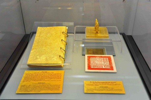 Kim sách làm theo khổ chữ nhật đứng, bìa trước và sau trang trí hình rồng năm móng hoặc hình phượng đóng bốn khuyên tròn. Ngày nay, mỗi quyển kim sách là độc bản, không những chứa đựng các thông tin giá trị về lịch sử, văn hóa của triều đại mà còn là một di sản vô giá. Ảnh: Báo Đảng Cộng sản.