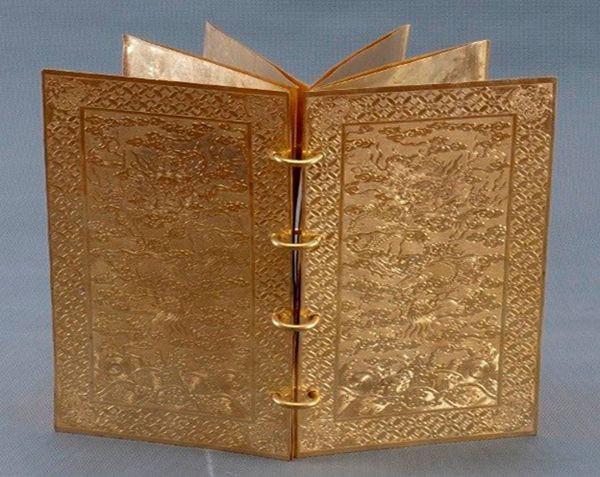 Kim sách triều Nguyễn thường ghi lại chiếu dụ vua ban việc chính sự, lễ nghi triều đình như các hoàng đế lên ngôi, lập hoàng thái tử, tấn phong hoàng hậu, vương phi, phong tước, dâng, ban tôn hiệu, thụy hiệu cho hoàng thân, quốc thích, đặt tên cho hoàng đế nối ngôi, đặt tên lót và phân biệt thế thứ, thân sơ giữa dòng đế. Ảnh: Trung tâm bảo tồn di tích cố đô Huế.