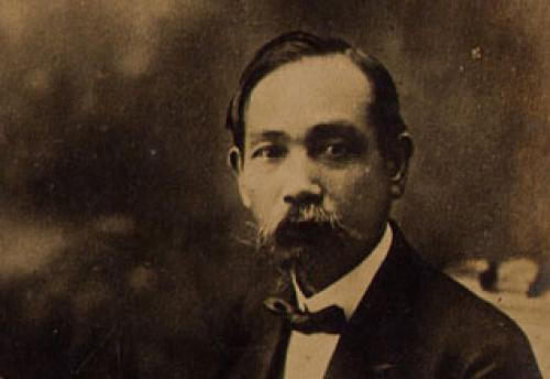 Phan Châu Trinh (Phan Chu Trinh) là nhà yêu nước nổi tiếng trước năm 1945. Năm 1908, ông bị thực dân Pháp bắt, đày ra Côn Đảo. Ông đã viết bài thơ "Đập đá ở Côn Lôn", thể hiện chí làm trai của mình.