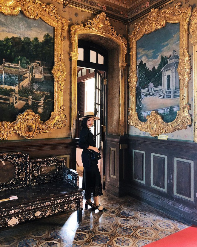 Thể hiện phong cảnh lăng tẩm các vị vua nhà Nguyễn, 6 bức tranh tường lớn tại sảnh chính lầu Khải Tường được đánh giá là những kiệt tác của nghệ thuật tranh tường Việt Nam đầu thế kỷ 20. Các chuyên gia Đức đã giúp đỡ, phối hợp với nước ta cùng phục hồi nguyên bản các tác phẩm độc đáo này.