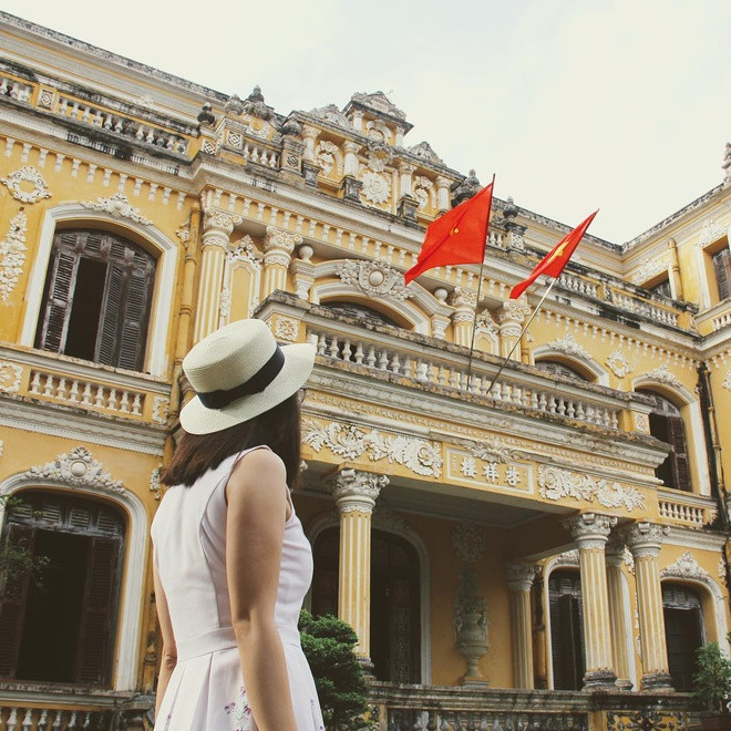 Cùng với một số công trình kiến trúc khác thời Khải Định, cung An Định được xem là đại diện tiêu biểu cho phong cách kiến trúc Tân - Cổ điển (Neo - Classique) của Việt Nam đầu thế kỷ 20. Di sản này có ý nghĩa đánh dấu sự giao thoa Đông - Tây ngay trong kiến trúc cung đình nước ta.