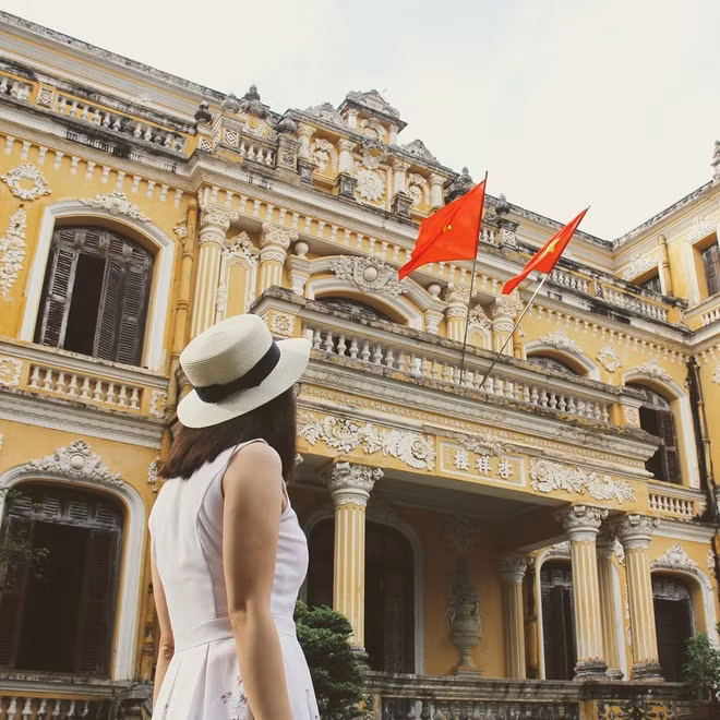 Cùng với một số công trình kiến trúc khác thời Khải Định, cung An Định được xem là đại diện tiêu biểu cho phong cách kiến trúc Tân - Cổ điển (Neo - Classique) của Việt Nam đầu thế kỷ 20. Di sản này có ý nghĩa đánh dấu sự giao thoa Đông - Tây ngay trong kiến trúc cung đình nước ta.