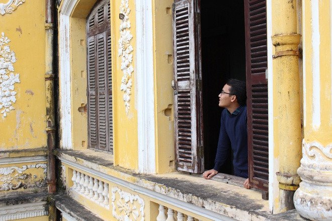 Nhà hát Cửu Tư Đài từng có diện tích gần 1.200 m2, nằm gần lầu Khải Tường. Các nhà nghiên cứu đánh giá công trình này có kiến trúc và nội thất trang trí rất đặc sắc, lộng lẫy, có thể chứa hơn 500 khán giả. Đáng tiếc là nhà hát đã bị phá hủy vào năm 1947.