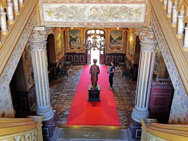 Hai chữ Khải Tường do chính vua Khải Định đặt, với ý nghĩa là nơi khởi phát điềm lành. Lầu Khải Tường có 3 tầng, diện tích nền chữ nhật 745 m2, gồm hơn 20 phòng lớn nhỏ. Mặt tiền của tòa nhà, đặc biệt là gian giữa, được trang trí phong phú với phần lớn phong cách Tây phương.