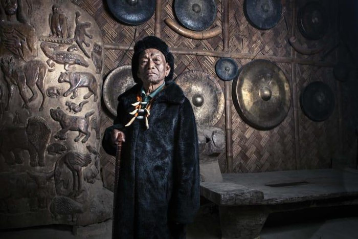 “Bên trong những ngôi nhà ít ánh sáng này là bức tường đầy chiến tích với các chiến lợi phẩm đầu thú”, Bos miêu tả. “Họ vẫn còn sống nhưng sắp cạn kiệt thời gian”, nhiếp ảnh gia nói về những chiến binh săn đầu người thế hệ cuối cùng. “Họ không còn thuộc về thế giới hiện đại này nữa”.