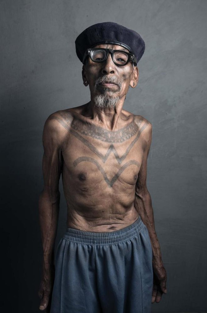 Họ nằm trong số 230.000 thành viên của bộ tộc Konyak ở bang Nagaland, Ấn Độ, sát biên giới Myanmar. Cộng đồng này sinh sống tại các ngôi làng trên đỉnh đồi xa xôi, canh tác nông nghiệp và có tục xăm mình để kỷ niệm những cột mốc và nghi thức quan trọng trong đời.