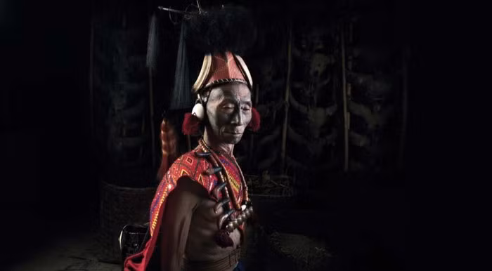 Nghệ thuật xăm mình của những người trong bộ lạc đang dần mai một. Khi đạo Cơ đốc giáo lan truyền đến khu vực vào nửa sau thế kỷ 19, tục săn đầu người và xăm mình dần mất đi và gần như biến mất vào những năm 1970.