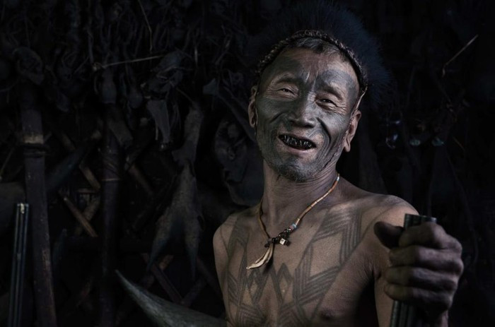 Với vẻ mặt tự hào, đăm chiêu, những nhân vật cao tuổi trong các bức chân dung của nhiếp ảnh gia Peter Bos thể hiện sự trầm tĩnh. Tuy nhiên, những hình xăm trên khuôn mặt họ che giấu một sự thật đen tối: họ từng là những chiến binh săn đầu người đáng sợ. Người Konyak có phong tục săn đầu kẻ thù để đảm bảo sự sinh sôi của đồng ruộng cũng như con người trong bộ lạc. Tổ tiên người Konyak tin rằng phong tục này giúp họ chiếm hữu sức mạnh và linh hồn của kẻ bại trận.