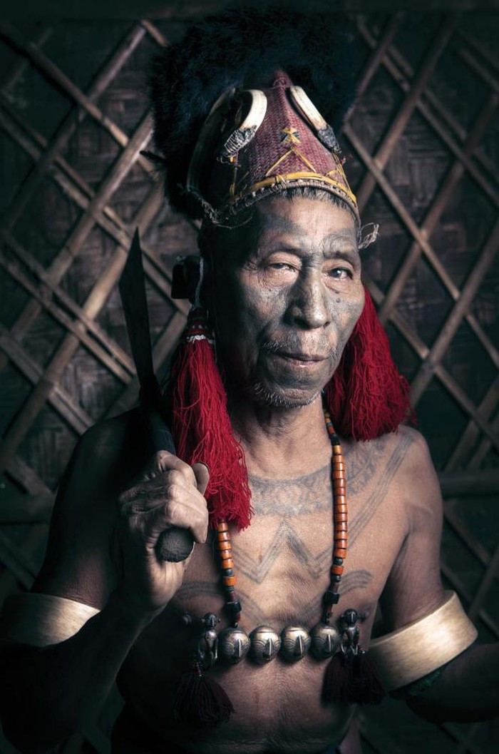 “Chúng tôi đã đến nhà những chiến binh săn đầu người này, trò chuyện và hỏi về quá khứ của họ, về những bài thơ và bài hát. Điều này giúp họ thoải mái hơn trước ống kính”, nhiếp ảnh gia Bos, người từng 4 lần đến thăm bộ tộc săn đầu người Konyak, kể lại. “Các chiến binh cao tuổi yếu đuối lắm. Họ đều mang trong mình nỗi buồn”.